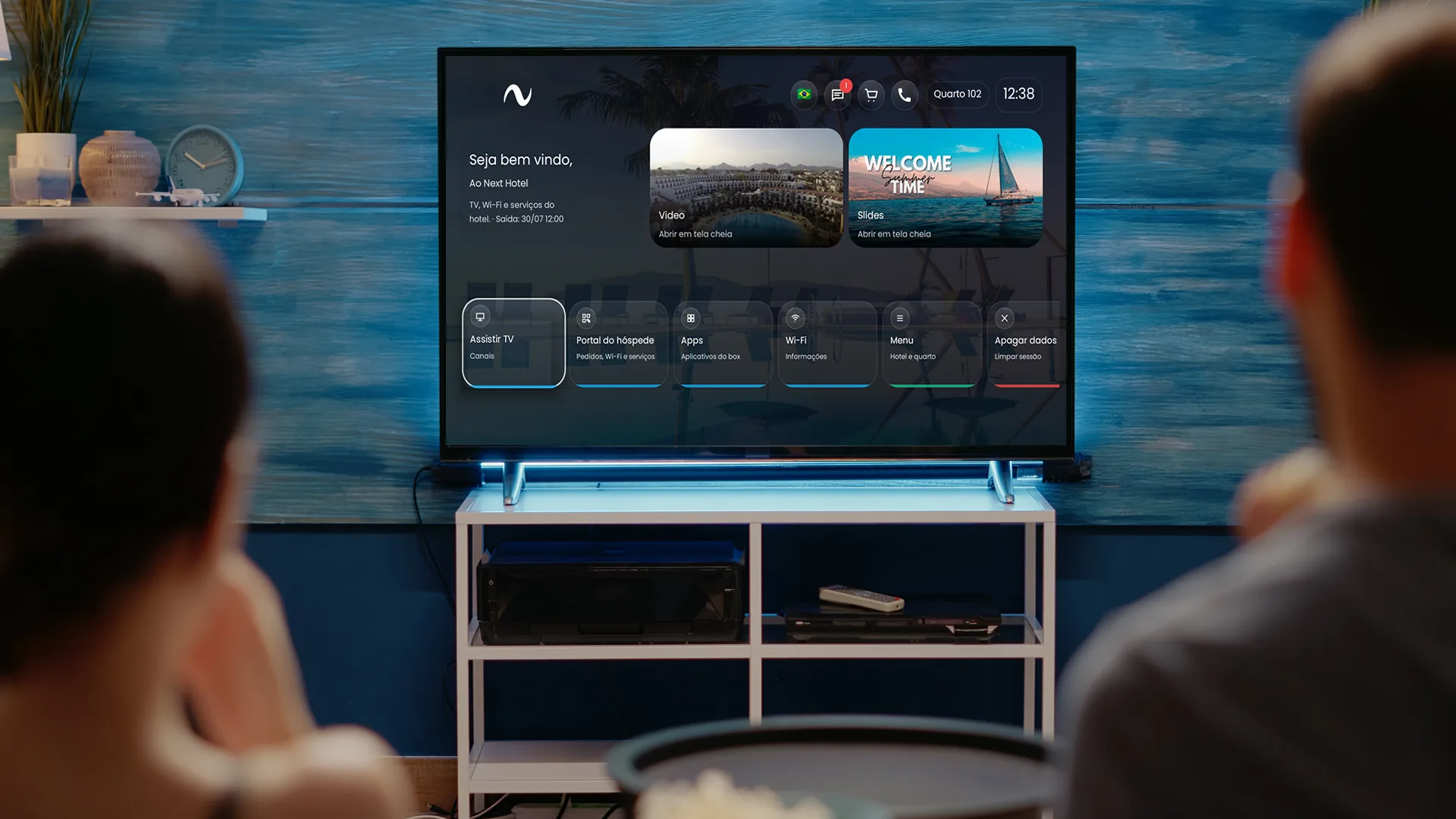TV interativa NextStay exibindo serviços digitais em quarto de hotel